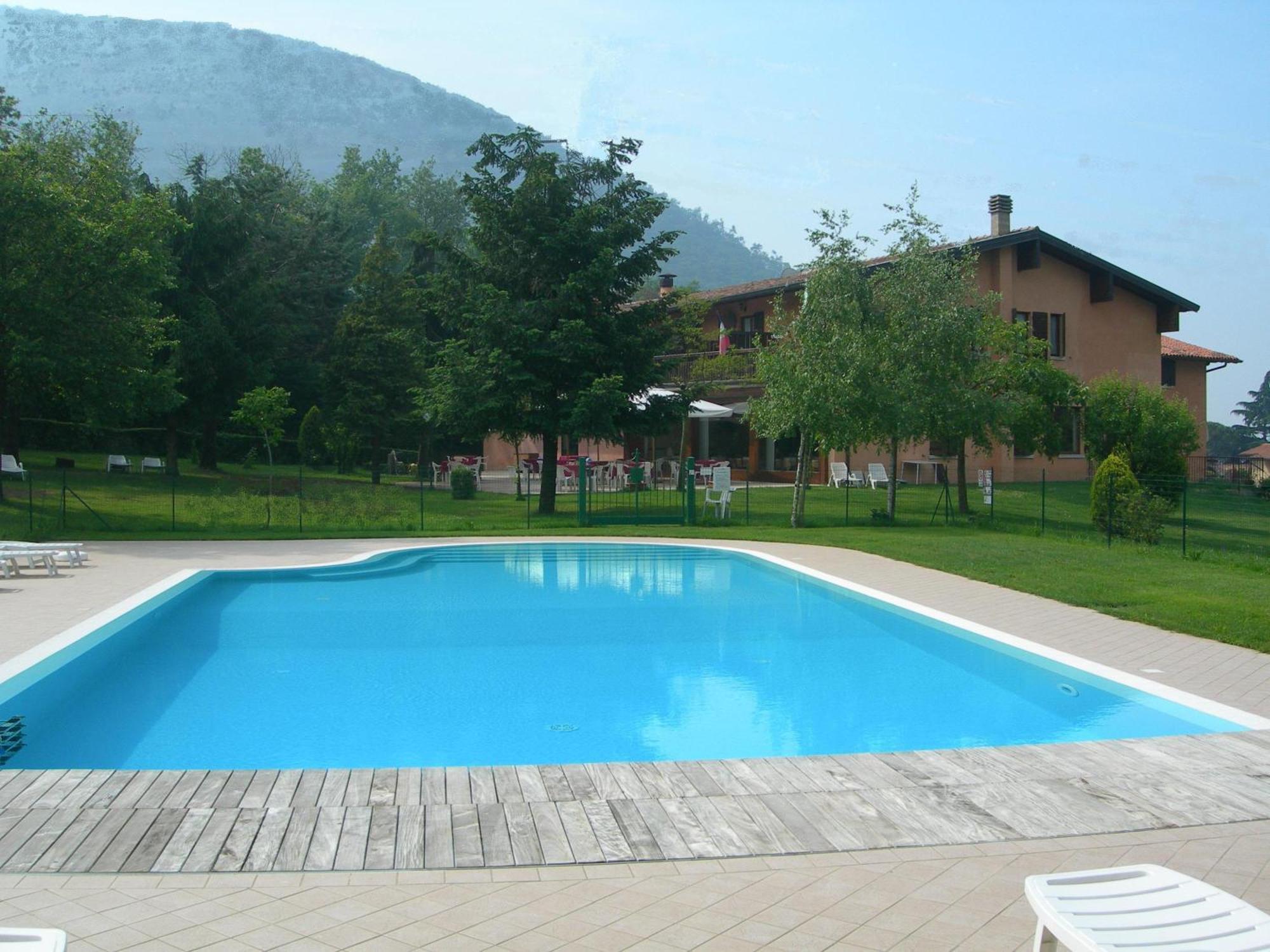 Hotel Colomber Gardone Riviera Buitenkant foto