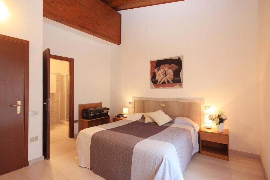 Hotel Colomber Gardone Riviera Buitenkant foto