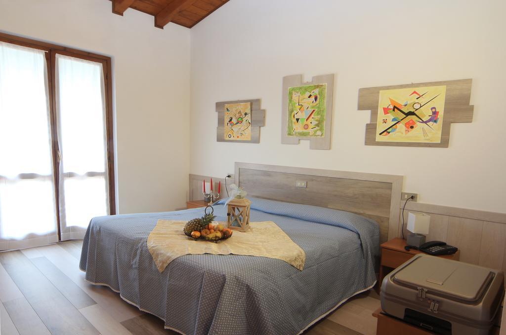 Hotel Colomber Gardone Riviera Buitenkant foto