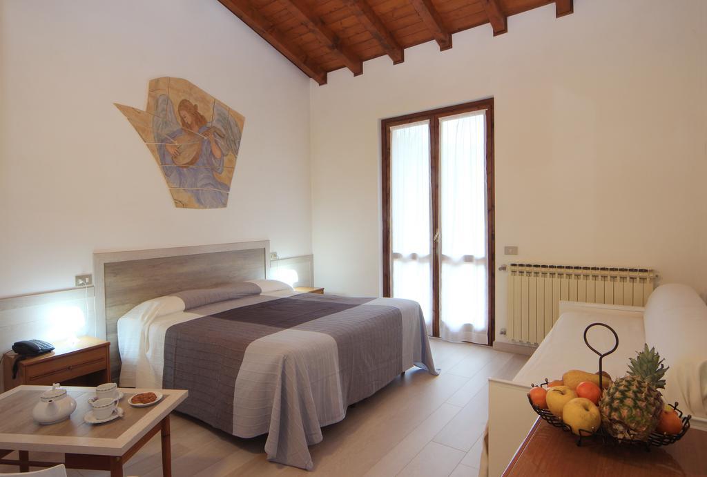 Hotel Colomber Gardone Riviera Buitenkant foto