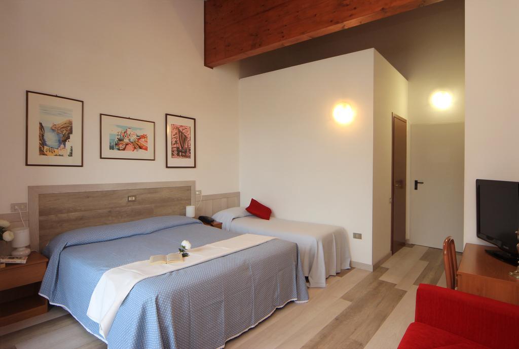 Hotel Colomber Gardone Riviera Buitenkant foto