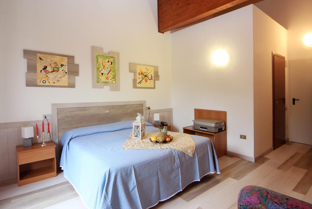 Hotel Colomber Gardone Riviera Buitenkant foto