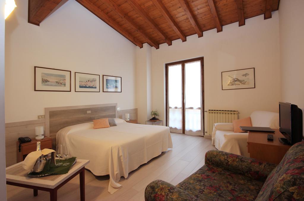 Hotel Colomber Gardone Riviera Buitenkant foto