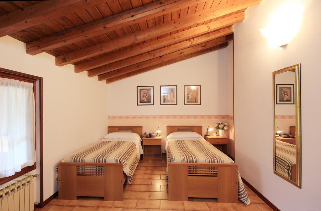Hotel Colomber Gardone Riviera Buitenkant foto